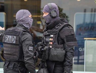 Le Monde: «Η ασφάλεια και η προστασία προτεραιότητα για τους νέους στην Γαλλία»